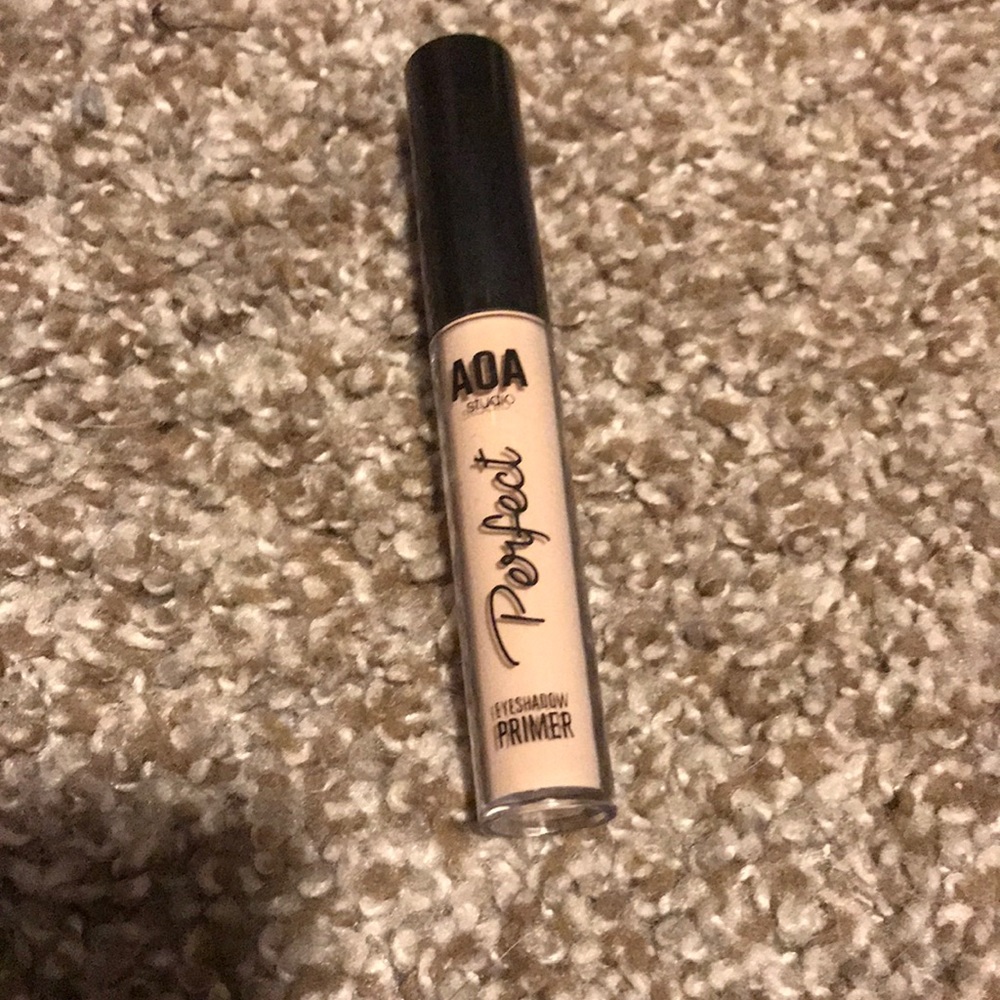Eye shadow primer